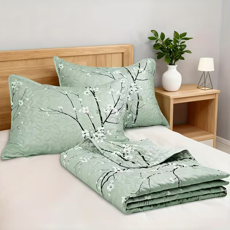 This 3-piece multi-colored quilted comforter set features tree branches and plum blossoms, including one quilted comforter and half a pillowcase. It is soft, breathable, and comfortable.