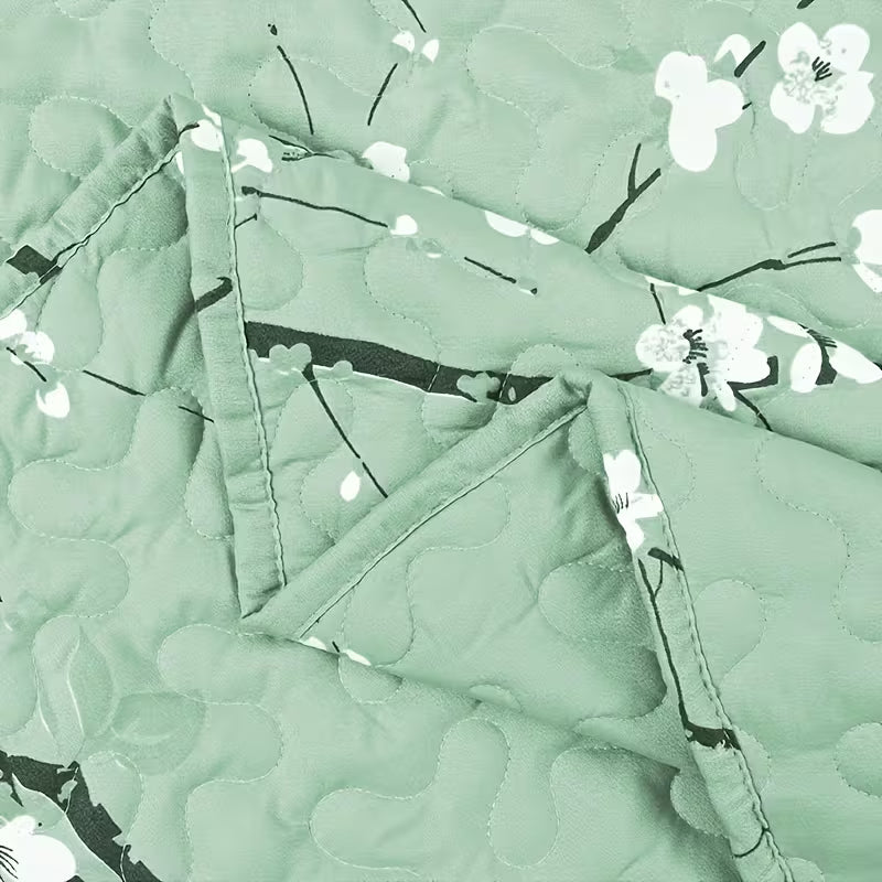 This 3-piece multi-colored quilted comforter set features tree branches and plum blossoms, including one quilted comforter and half a pillowcase. It is soft, breathable, and comfortable.
