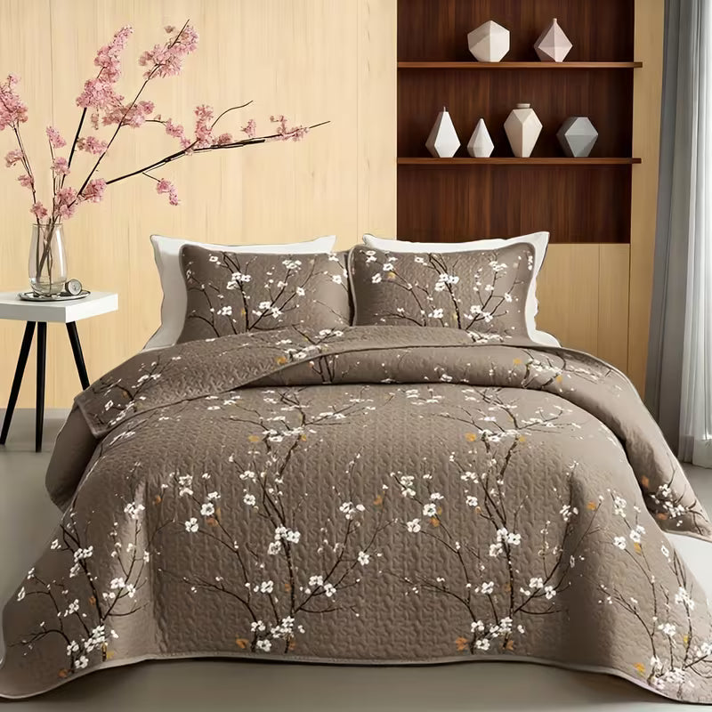 This 3-piece multi-colored quilted comforter set features tree branches and plum blossoms, including one quilted comforter and half a pillowcase. It is soft, breathable, and comfortable.